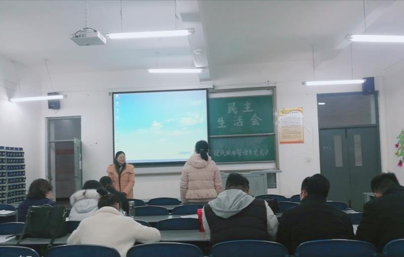 教师党员王炎丽做自我批评 教师党员王炎丽做自我批评