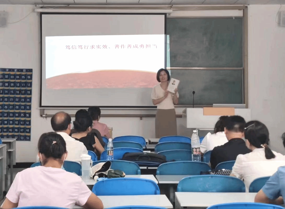 党总支副书记杨彦凯与大家交流 党总支副书记杨彦凯与大家交流