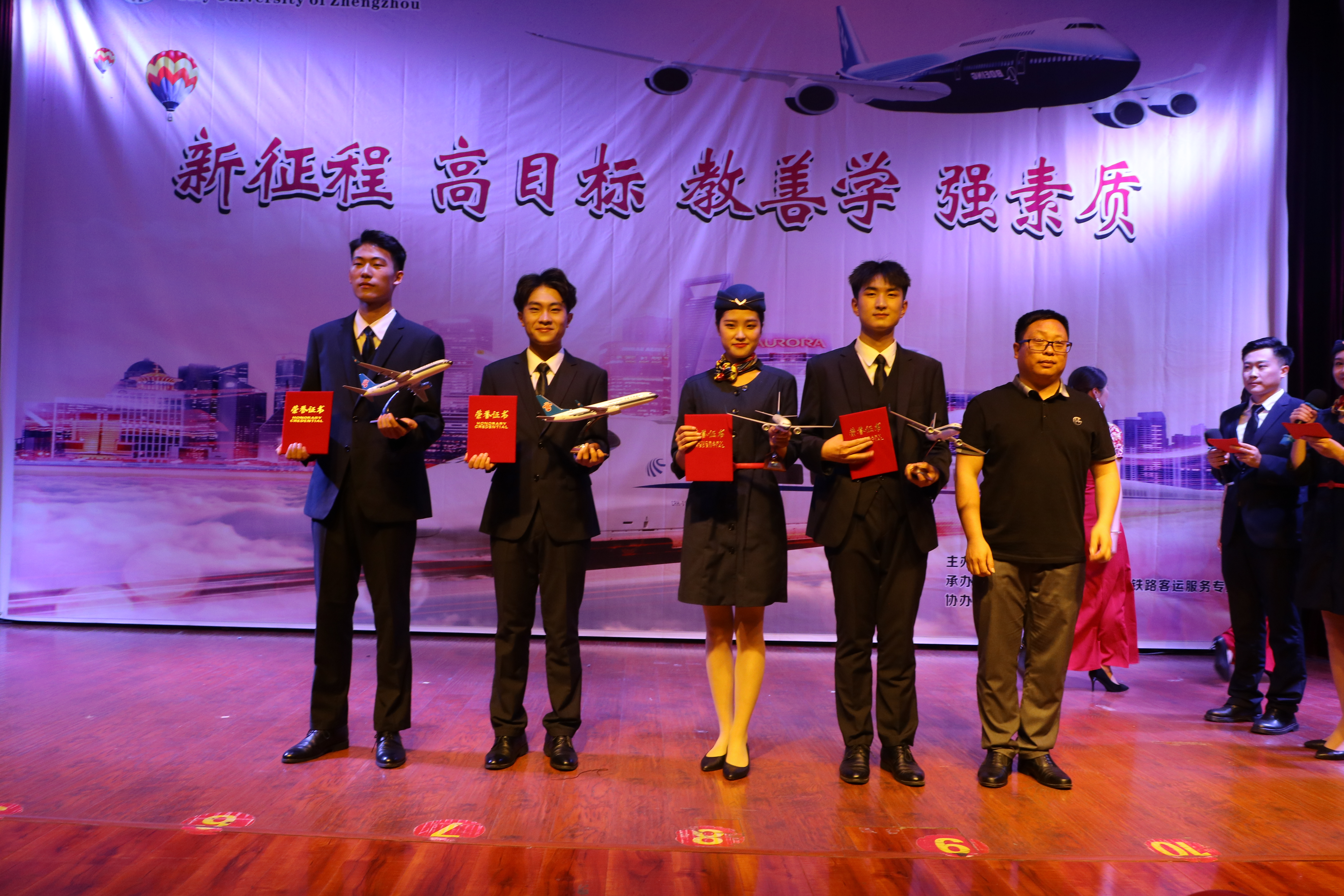 校党委副书记韩守东颁发二等奖 校党委副书记韩守东颁发二等奖