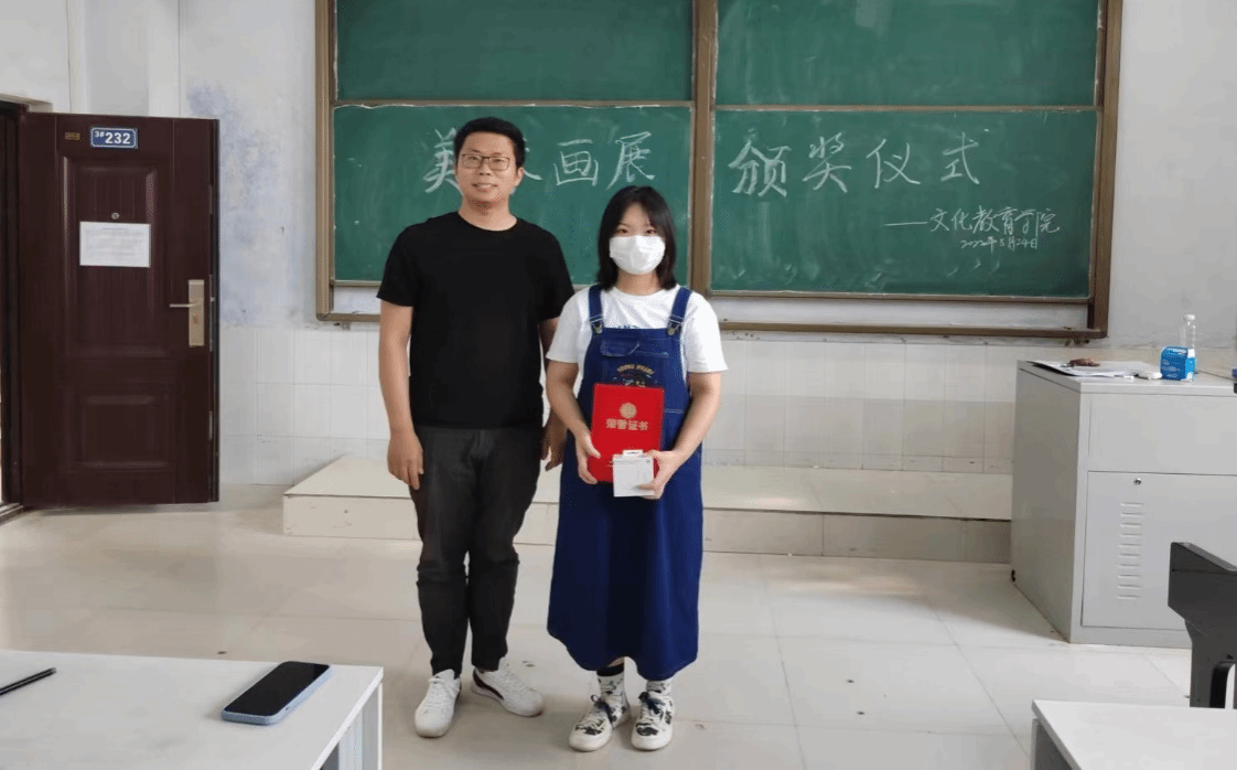 文化教育学院为获奖学生颁发荣誉证书 文化教育学院为获奖学生颁发荣誉证书