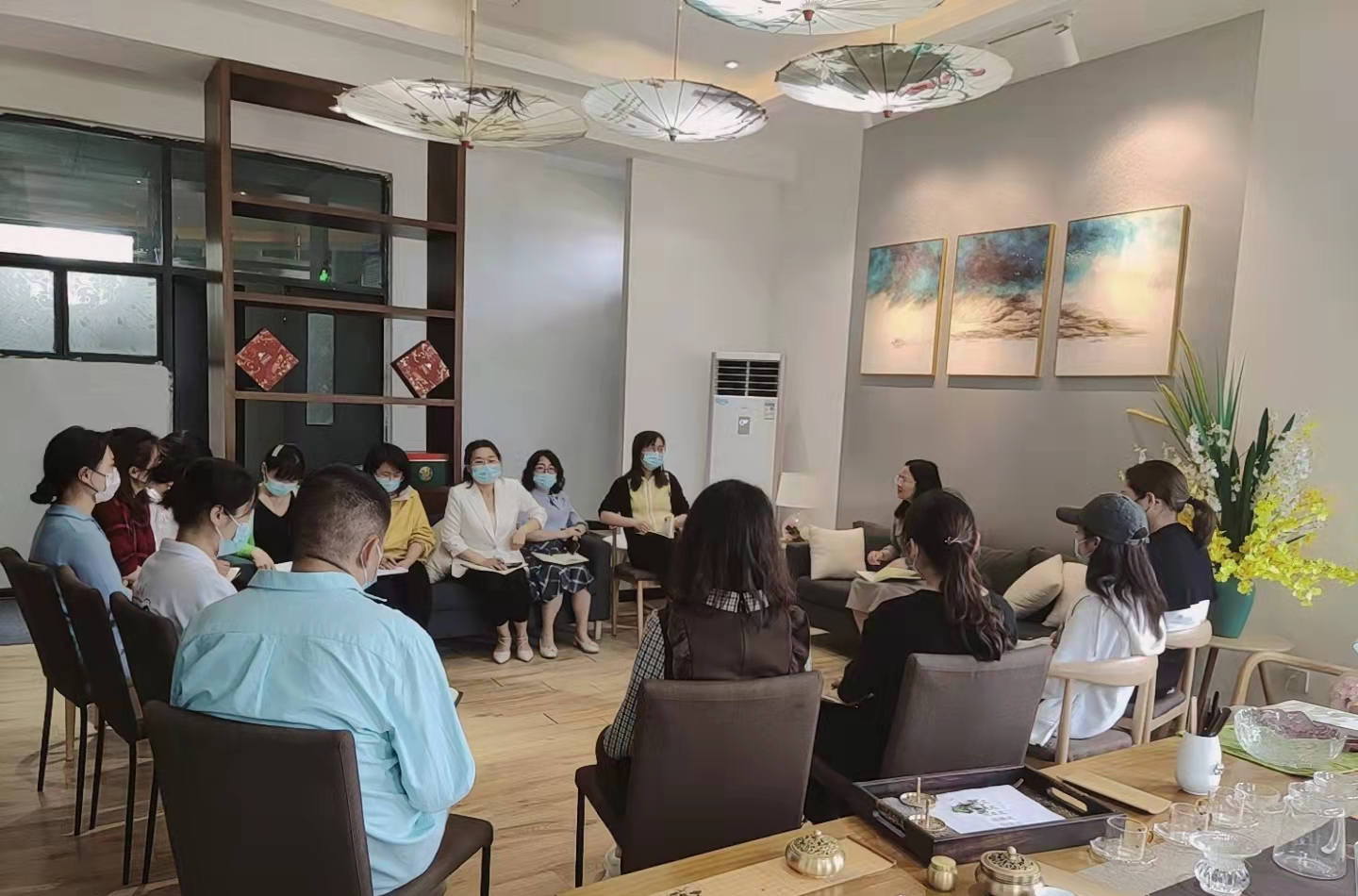 院长袁倩影在教师座谈会上讲话 院长袁倩影在教师座谈会上讲话