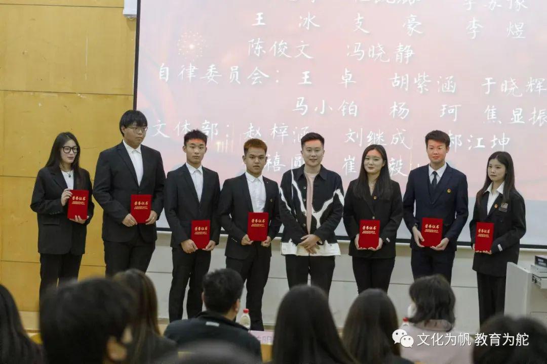 辅导员老师为优秀成员颁发荣誉证书 辅导员老师为优秀成员颁发荣誉证书