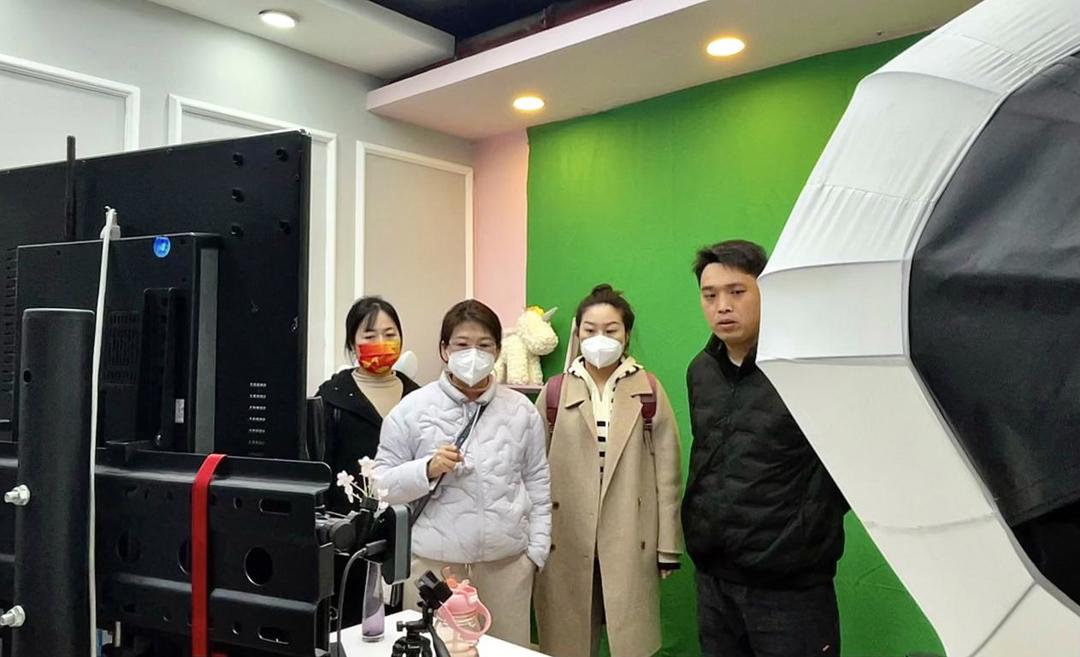 商学院教师团队参观直播基地 商学院教师团队参观直播基地