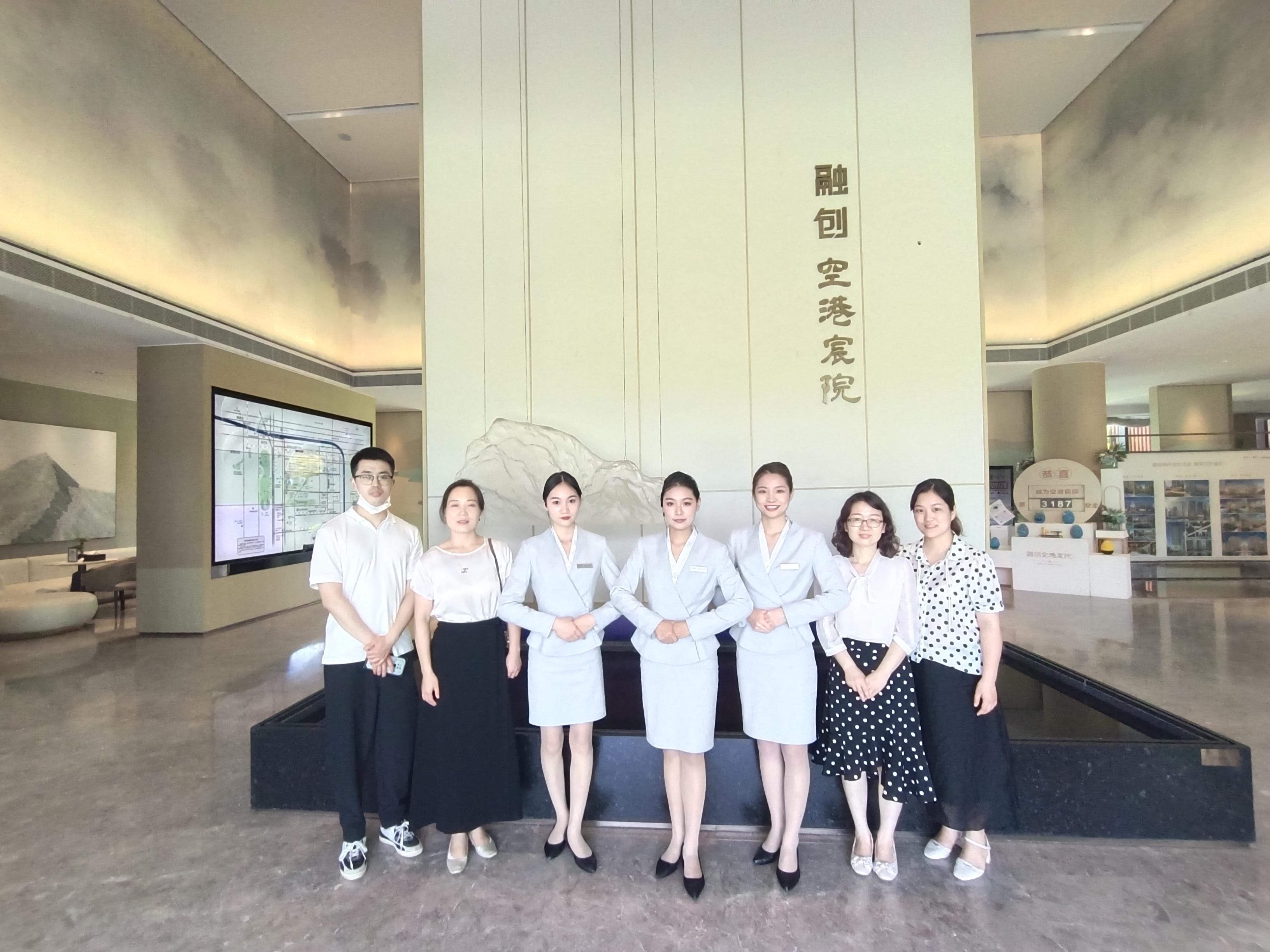 文化教育学院空乘高铁专业教师赴融创集团空港宸院看望学生 文化教育学院空乘高铁专业教师赴融创集团空港宸院看望学生