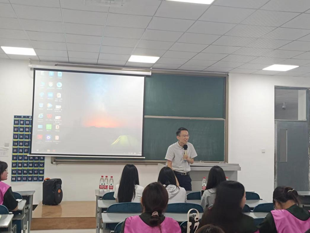 新密爱乐祺托育早教中心校长魏岚为早期教育专业学生做职业讲座 新密爱乐祺托育早教中心校长魏岚为早期教育专业学生做职业讲座