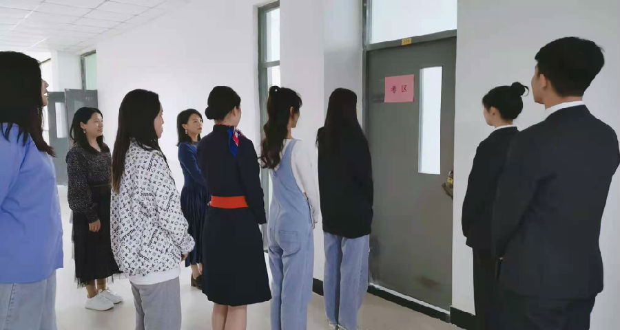 老师们组织学生有序进场.jpg 老师们组织学生有序进场.jpg