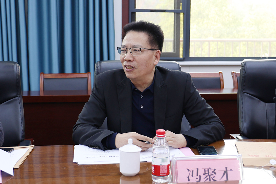 调研组冯聚才教授介绍课堂内容组织的经验 调研组冯聚才教授介绍课堂内容组织的经验