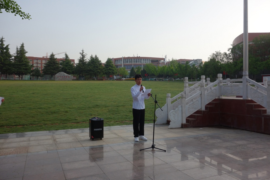 付孟家同学在国旗下激情演讲 付孟家同学在国旗下激情演讲