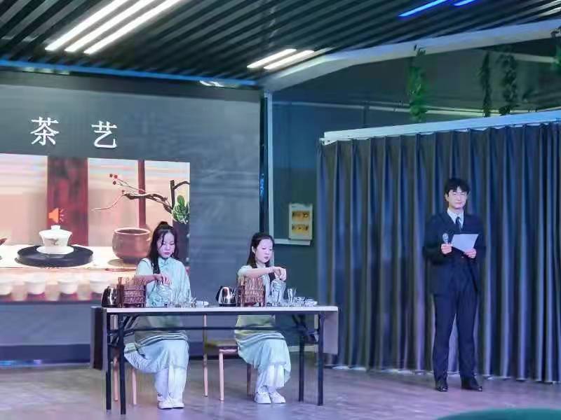 学生表演茶艺 学生表演茶艺