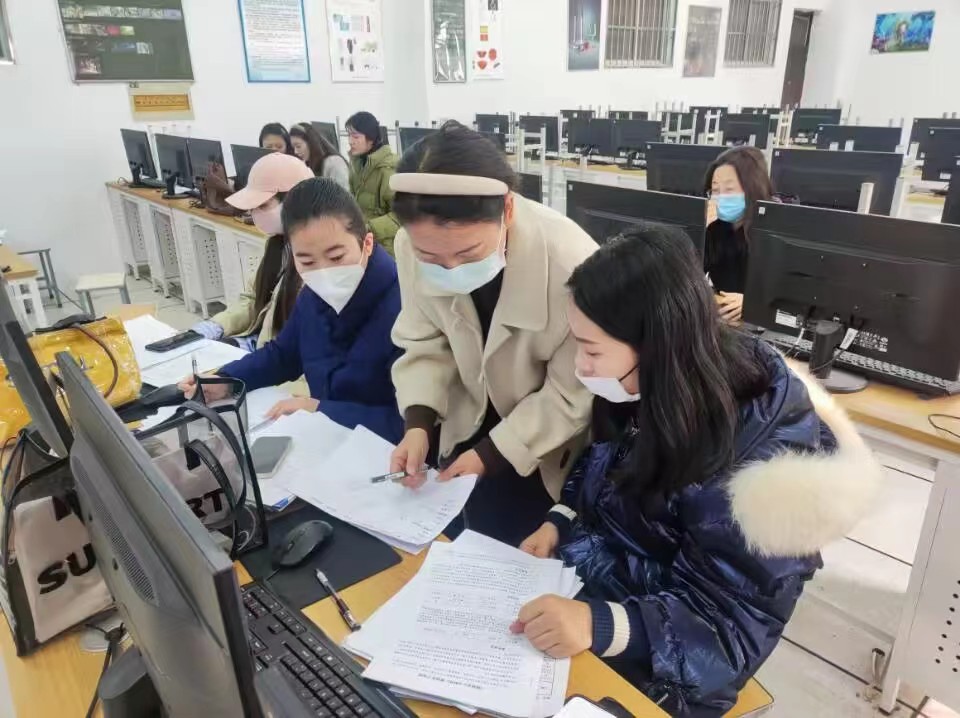 郝文博主任检查任课教师教学材料 郝文博主任检查任课教师教学材料