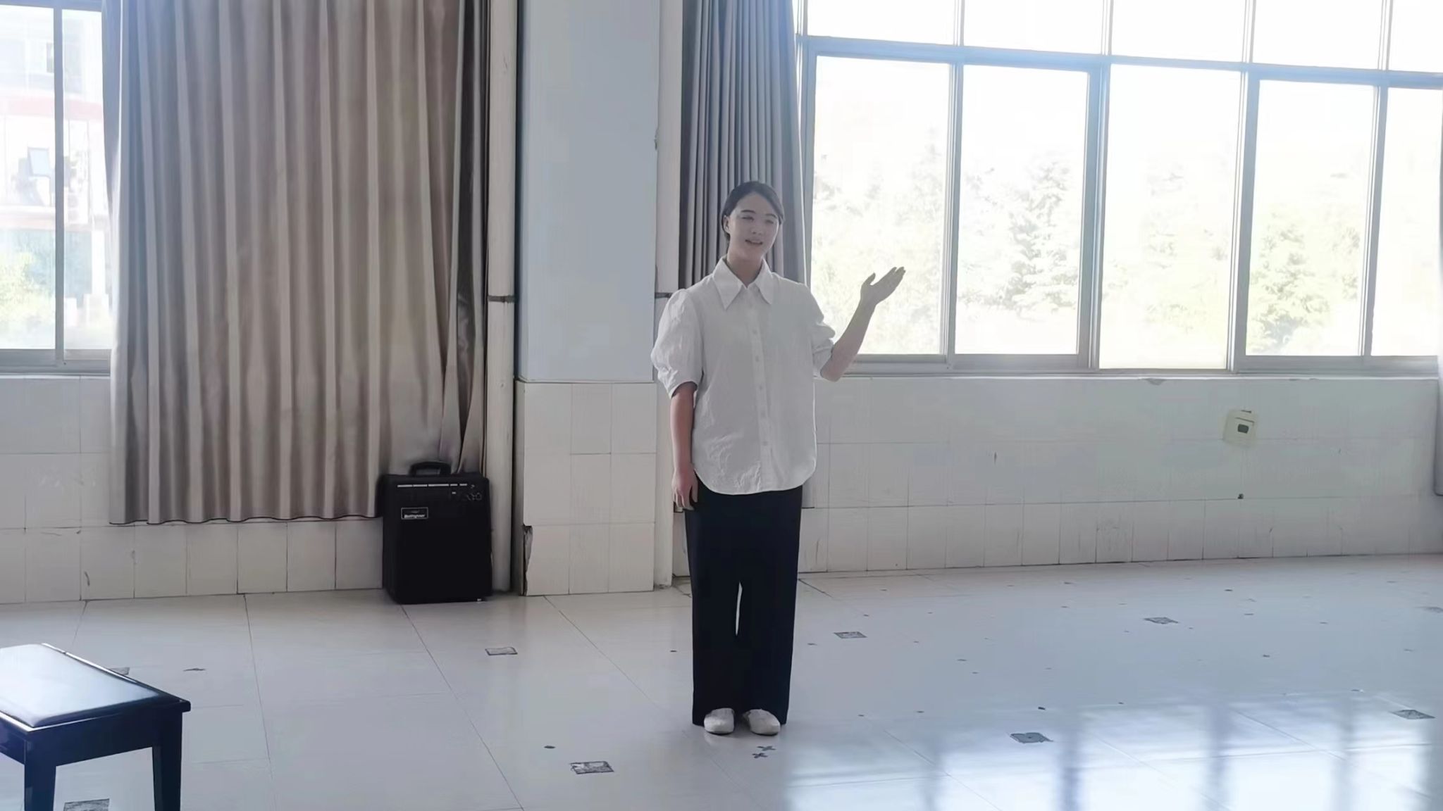 刘颂华为参加全国学前教育技能大赛的两位选手进行赛项指导 刘颂华为参加全国学前教育技能大赛的两位选手进行赛项指导