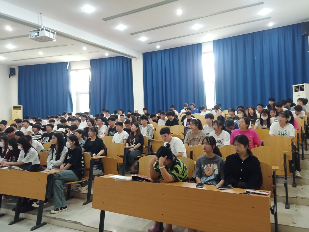 同学们认真听企业宣讲 同学们认真听企业宣讲