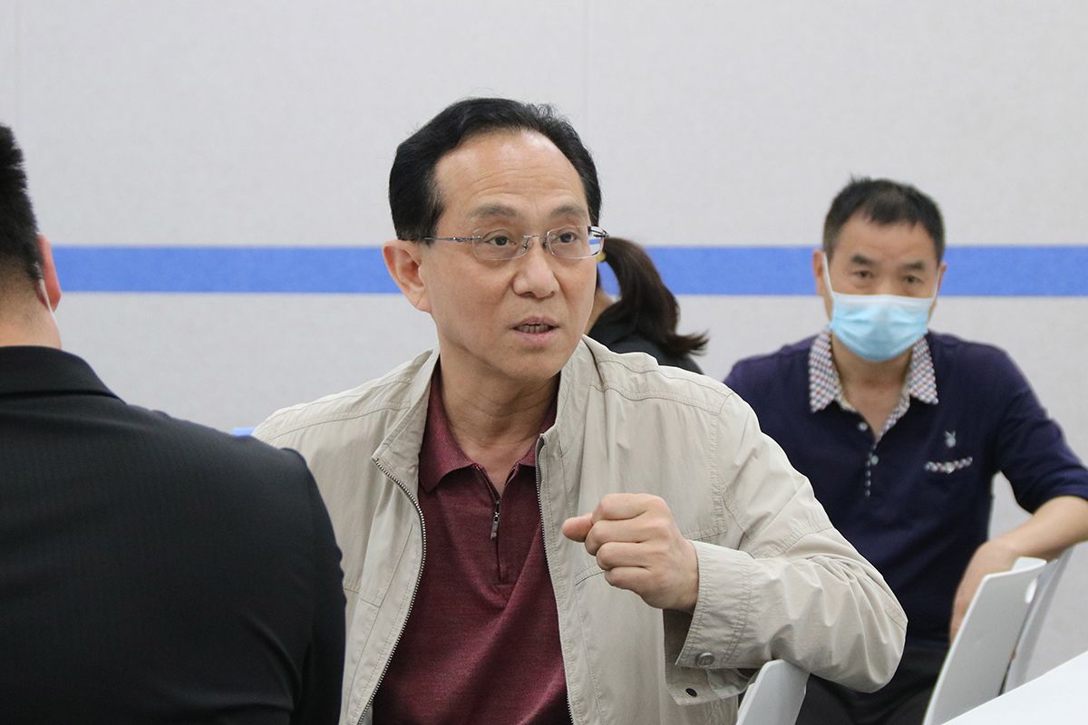 刘昆岭书记和参赛教师深度交流 刘昆岭书记和参赛教师深度交流