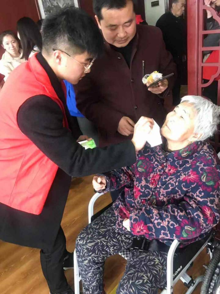 志愿者同学为老人们捏肩捶背、嘘寒问暖 志愿者同学为老人们捏肩捶背、嘘寒问暖