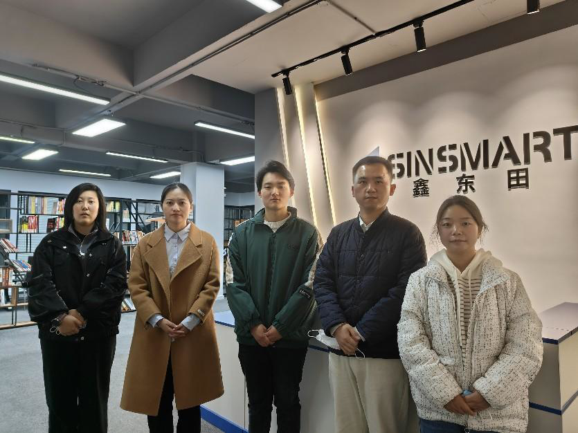 毕业生黄婉莹(左二)轩奥飞(左三) 毕业生黄婉莹(左二)轩奥飞(左三)