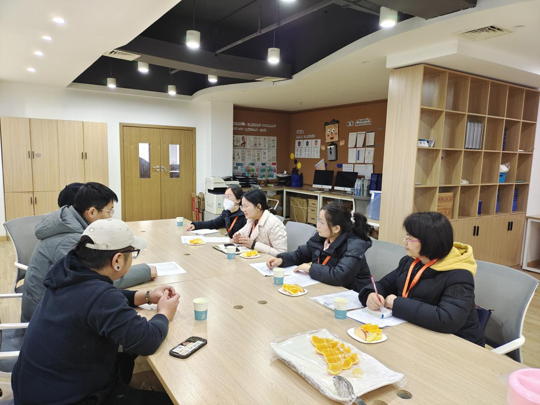 袁倩影一行与企业人员开展深入交流 袁倩影一行与企业人员开展深入交流