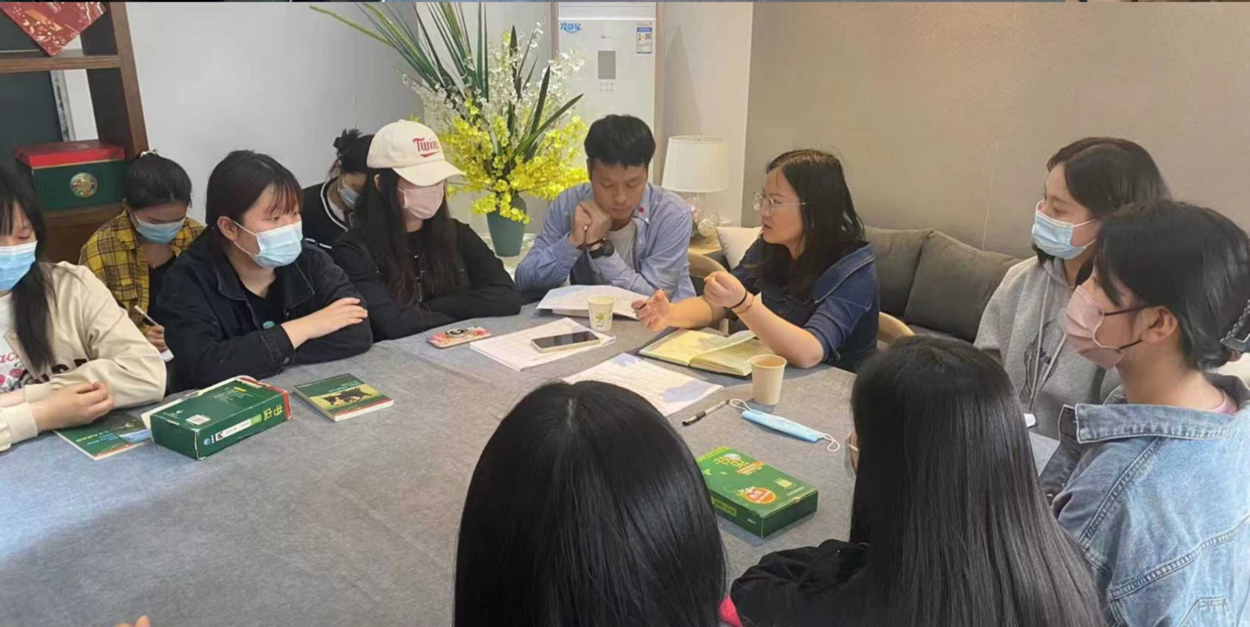 院长袁倩影在学生座谈会上讲话 院长袁倩影在学生座谈会上讲话