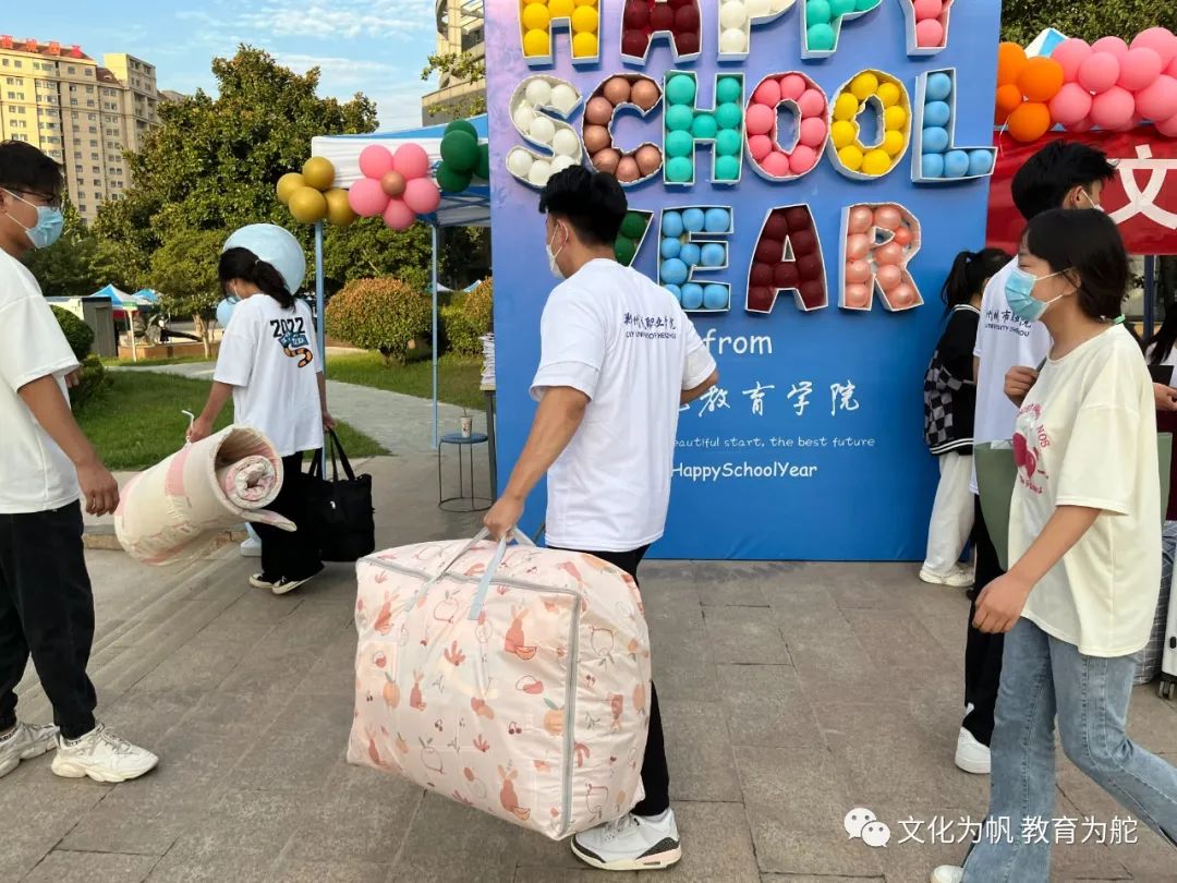 学长为新生搬运行李 学长为新生搬运行李