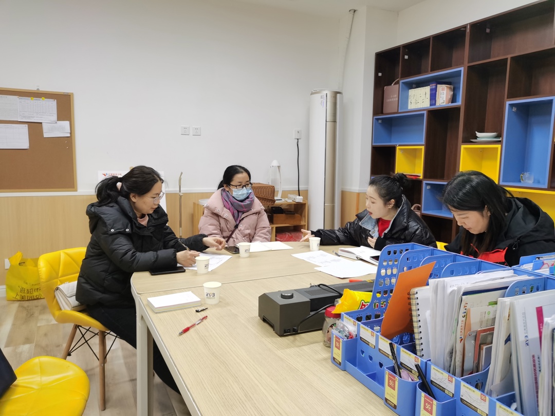 王晓燕一行与红黄蓝成长中心负责人深入交流 王晓燕一行与红黄蓝成长中心负责人深入交流