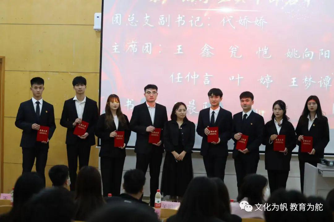 辅导员老师为优秀成员颁发荣誉证书 辅导员老师为优秀成员颁发荣誉证书