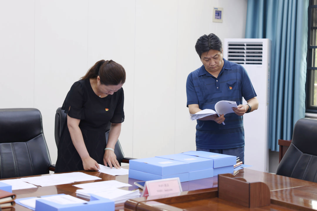 指导组查阅资料 指导组查阅资料