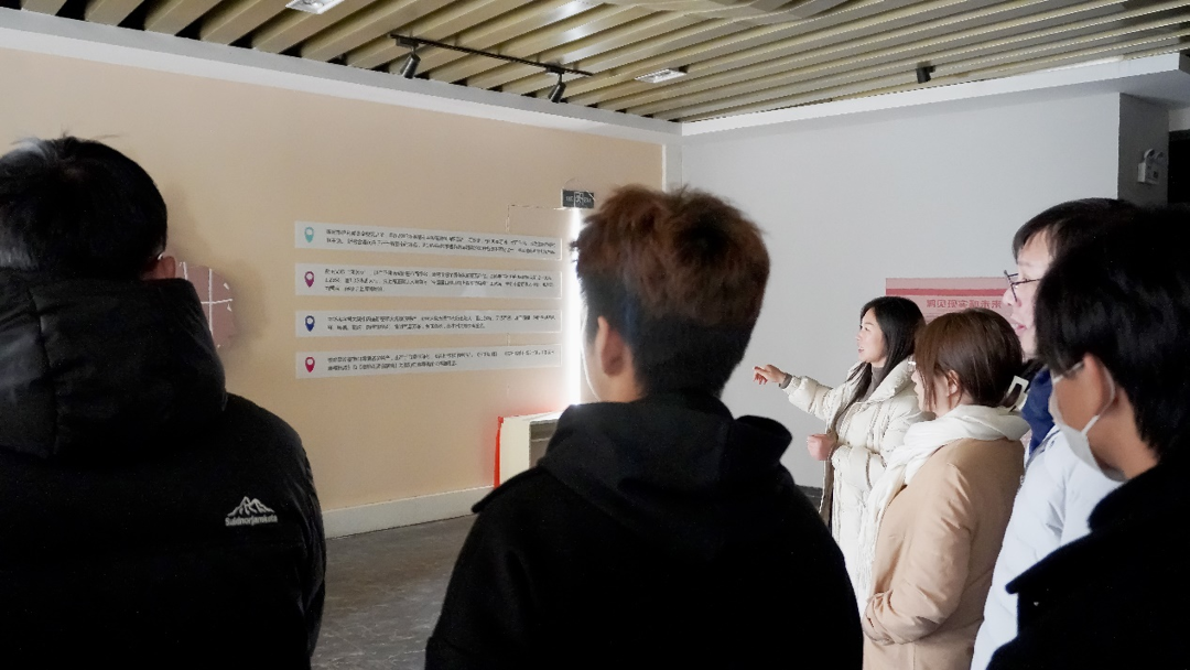 学生们在展厅参观新密产品 学生们在展厅参观新密产品