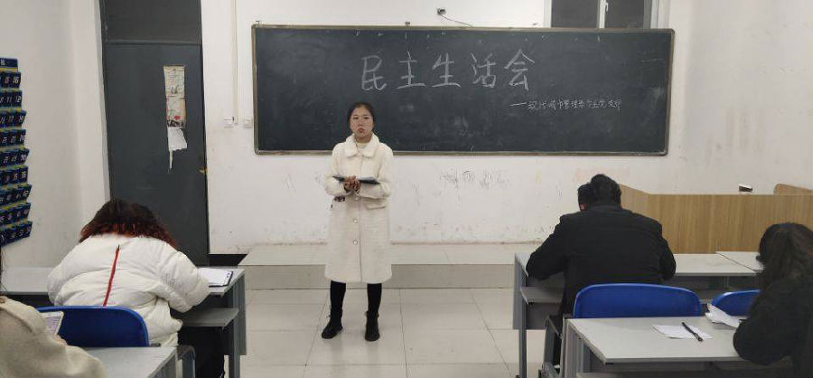 学生党支部宣传委员王家乐主持会议 学生党支部宣传委员王家乐主持会议
