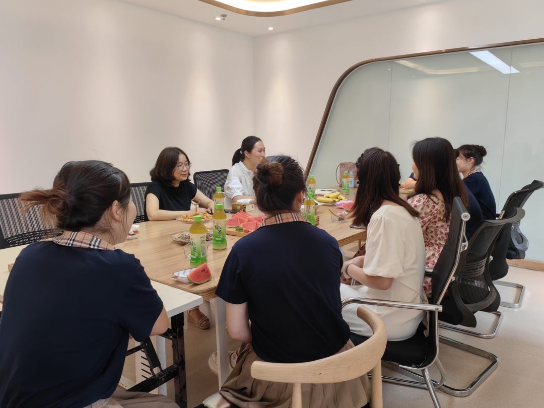 在郑州禧泰家苑幼儿园与实习学生开展座谈 在郑州禧泰家苑幼儿园与实习学生开展座谈