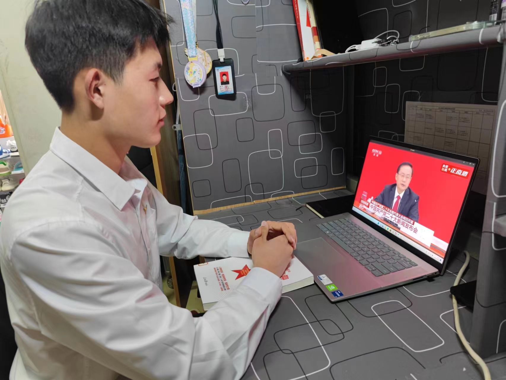 商学院学子路亚龙 商学院学子路亚龙