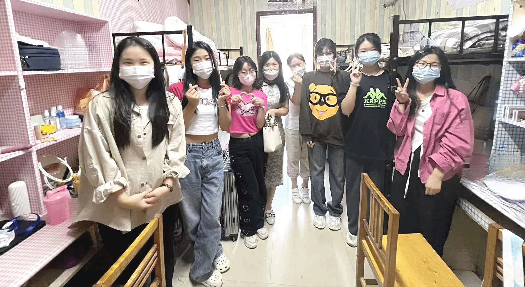 教师在宿舍慰问新生 教师在宿舍慰问新生