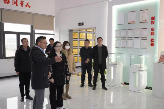 在京东数字商务产业学院参观考察 在京东数字商务产业学院参观考察