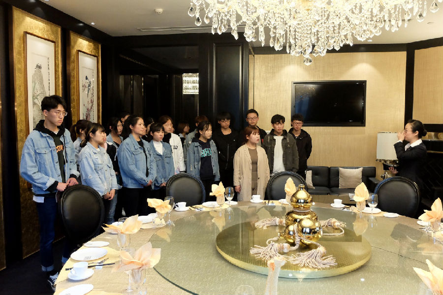 酒店方带领学生参观酒店 酒店方带领学生参观酒店