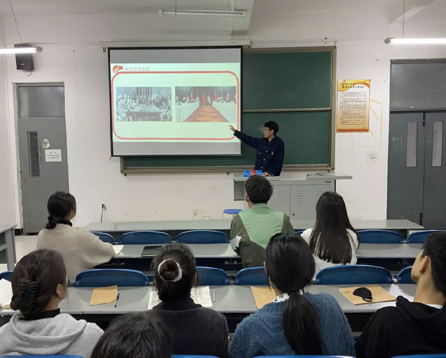 团总支副书记郑秀宇主持会议 团总支副书记郑秀宇主持会议