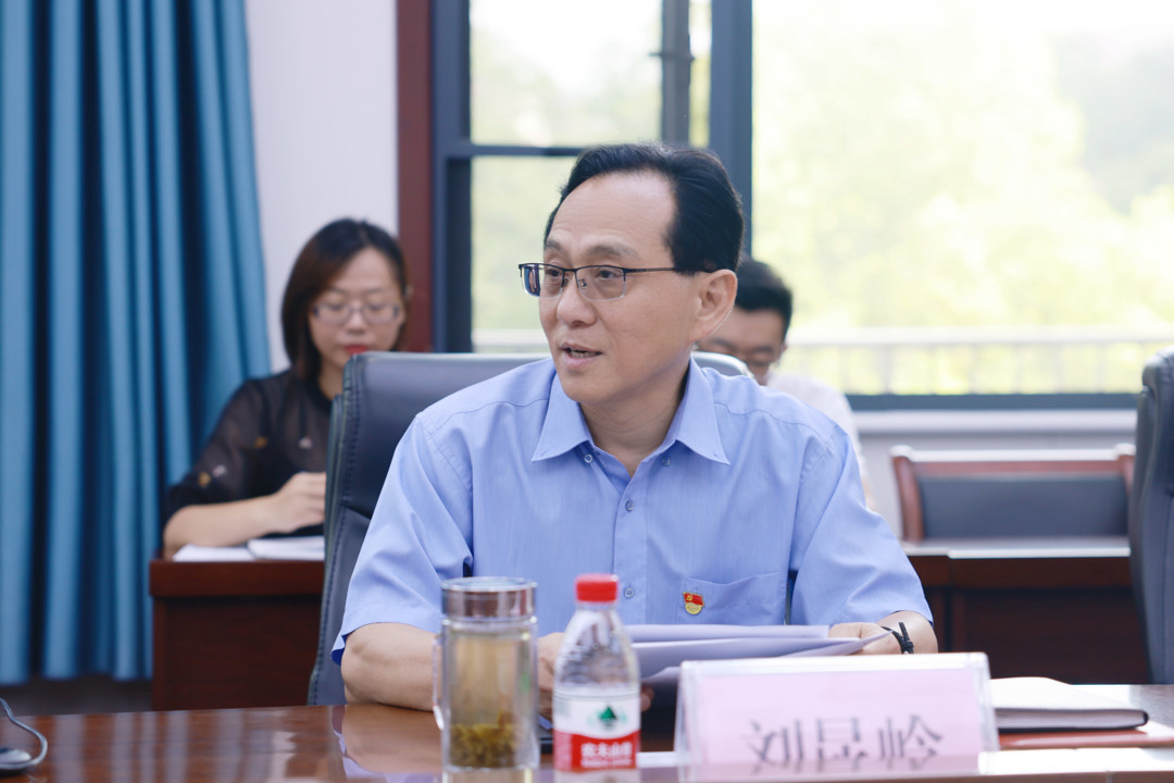 党委书记刘昆岭主持并讲话 党委书记刘昆岭主持并讲话