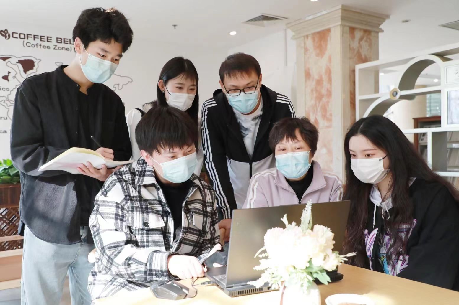 商学院教师徐宁远(右二)指导学生备赛 商学院教师徐宁远(右二)指导学生备赛