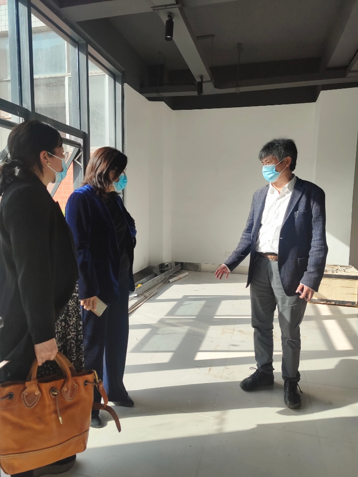 安耐克领导参观学院实验室 安耐克领导参观学院实验室