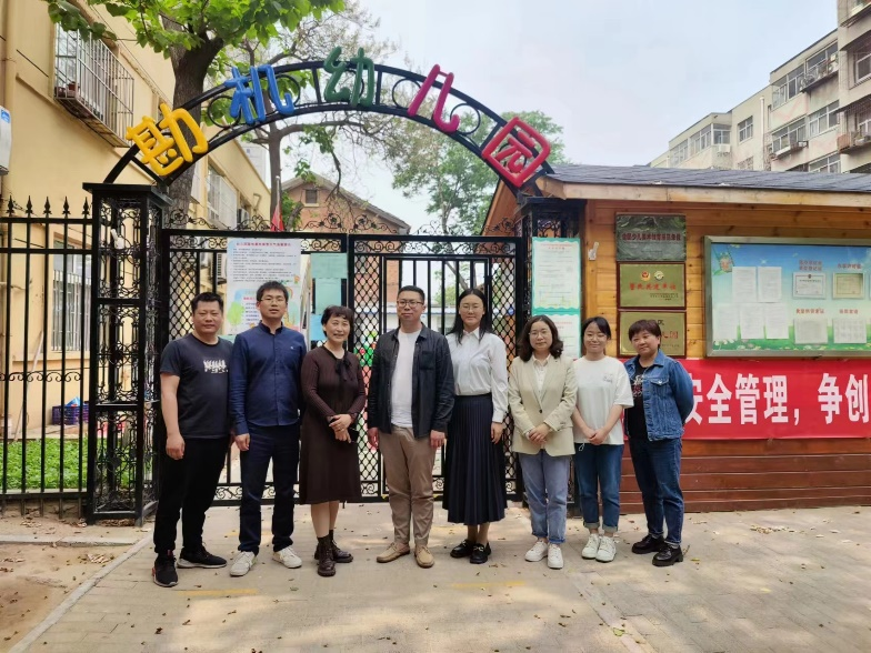 佘华良一行与郑州勘机幼儿园园长合影留念 佘华良一行与郑州勘机幼儿园园长合影留念