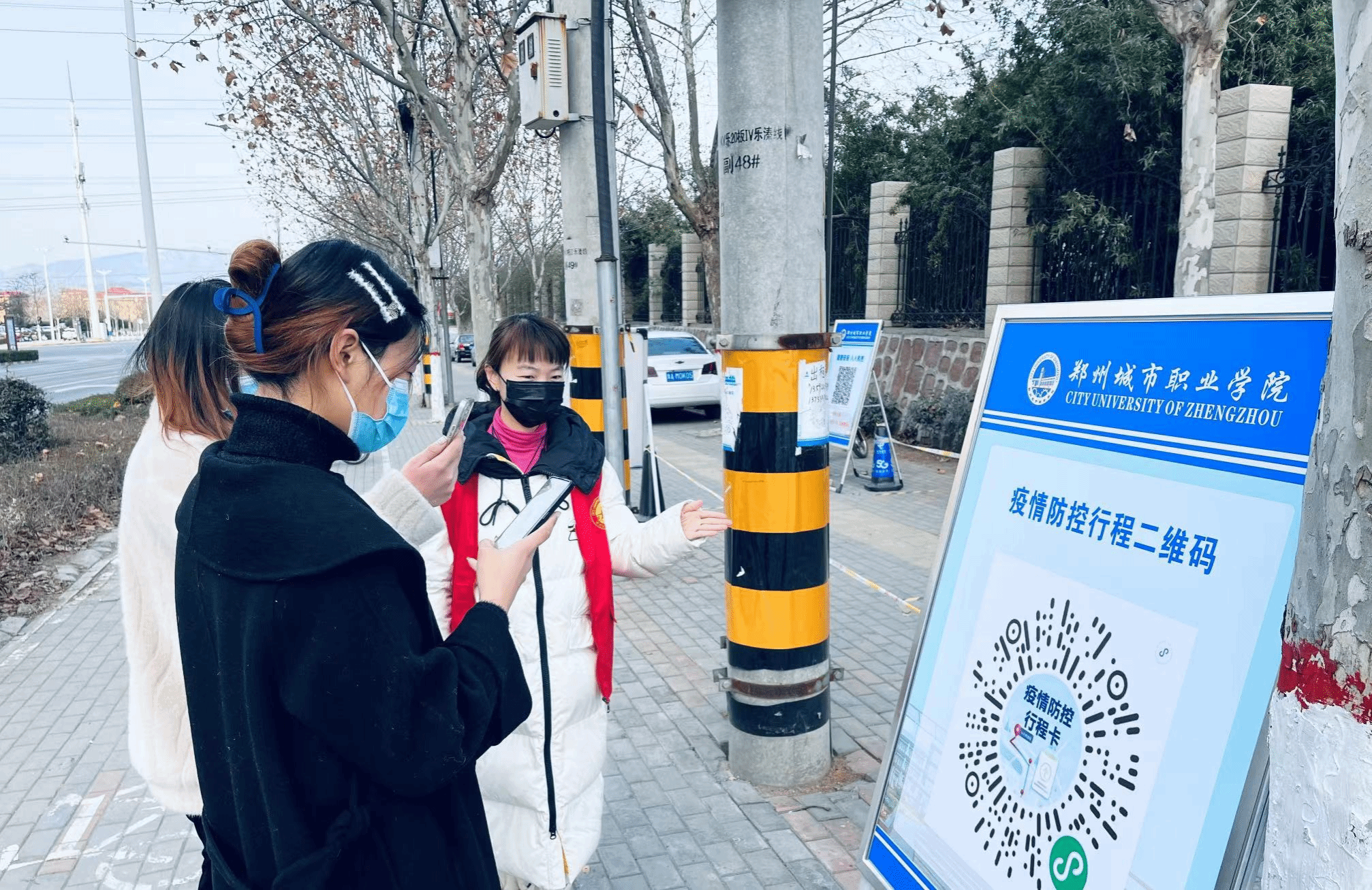 志愿者在指导学生安全入校 志愿者在指导学生安全入校