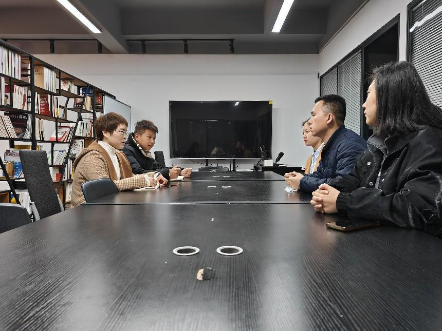 与东田科技负责人进行洽谈 与东田科技负责人进行洽谈