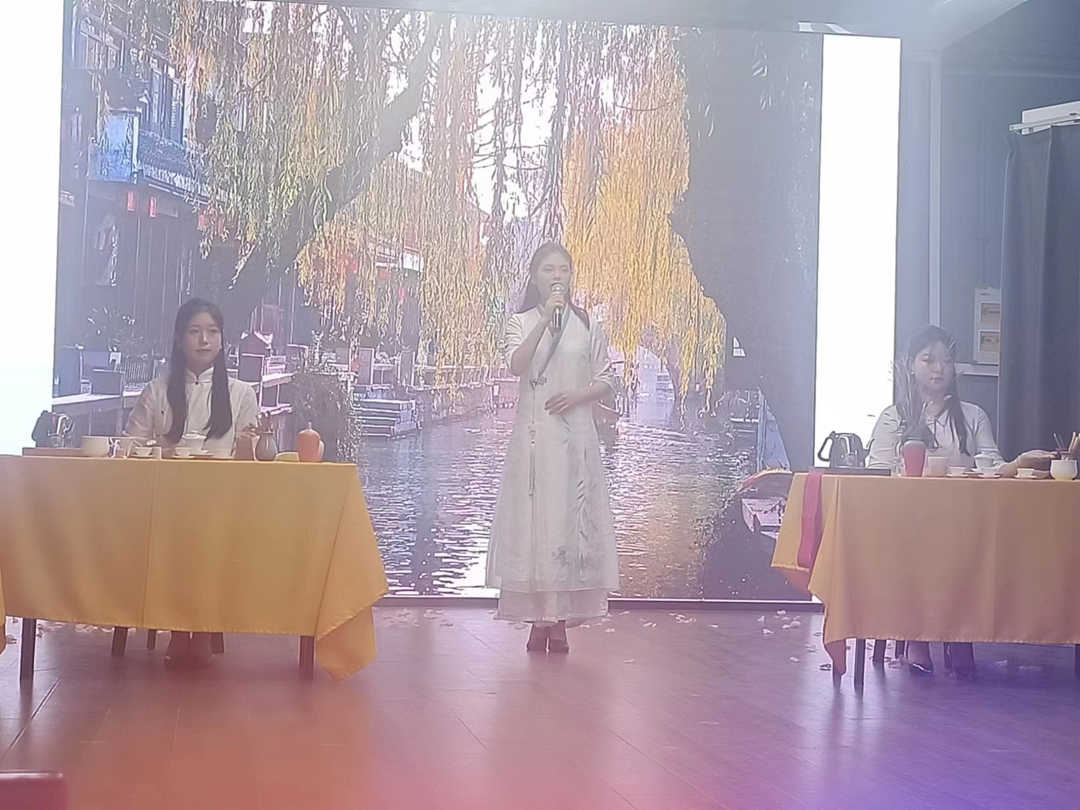张金玉、张思雨、刘如梦进行茶艺表演 张金玉、张思雨、刘如梦进行茶艺表演