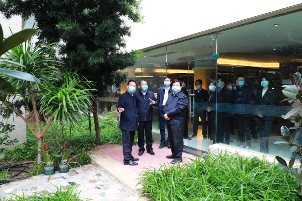 郑州市纪委监委领导宁建海一行到我校调研疫情防控工作 郑州市纪委监委领导宁建海一行到我校调研疫情防控工作