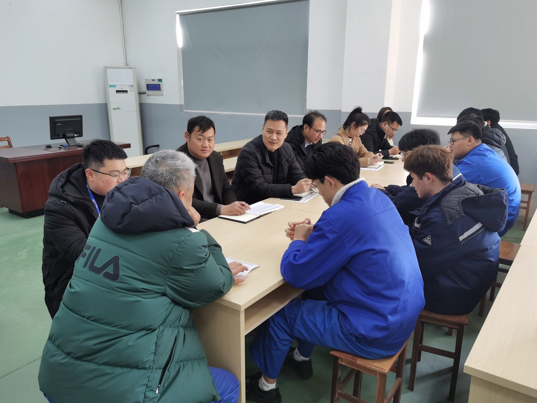 与实习学生交流 与实习学生交流