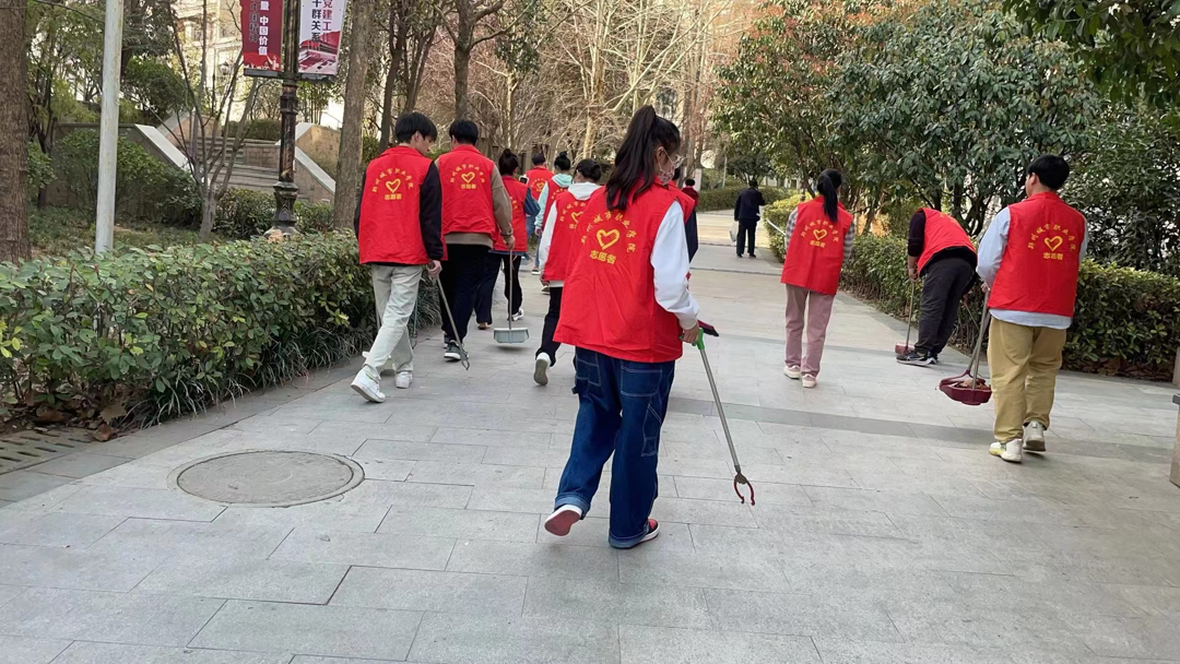 商学院入党积极分子学雷锋活动进社区