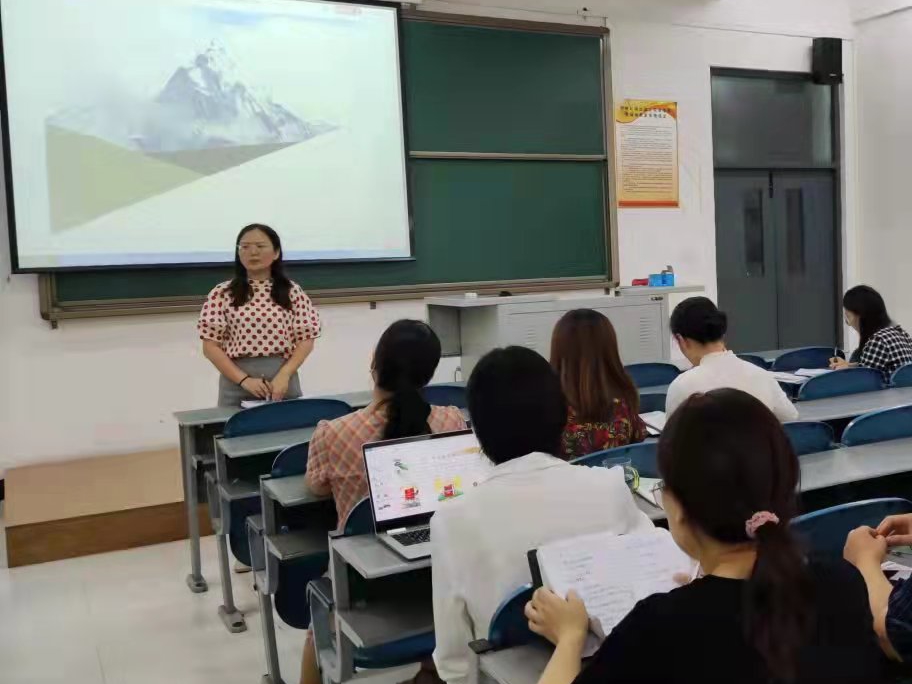 文化教育学院院长袁倩影主持会议 文化教育学院院长袁倩影主持会议