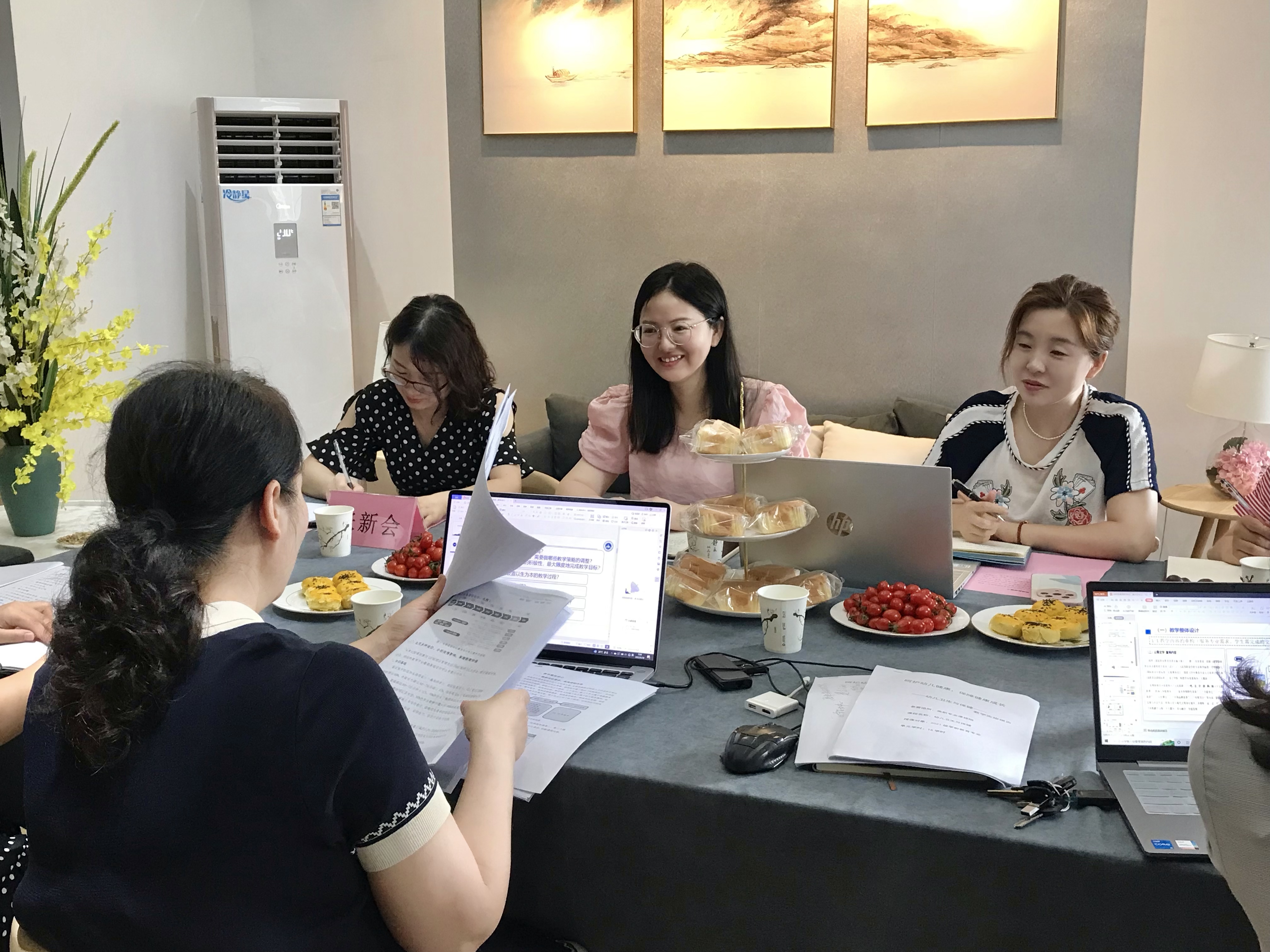 郑瑾教授对各参赛团队做详细指导 郑瑾教授对各参赛团队做详细指导