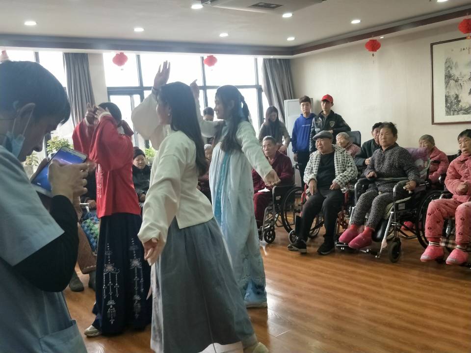 志愿者同学热情的为老人们表演精心准备的文艺节目 志愿者同学热情的为老人们表演精心准备的文艺节目