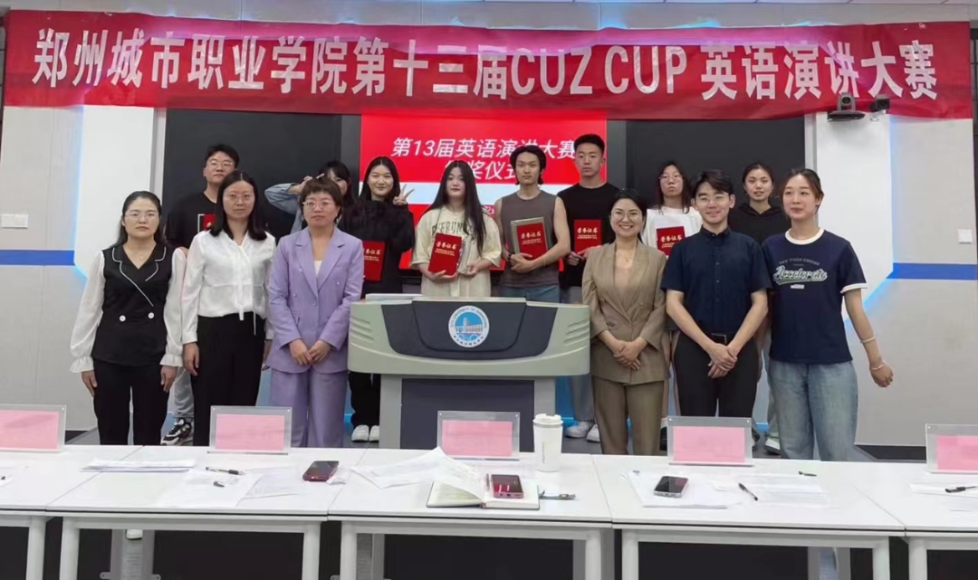 演讲比赛选手和评委老师合影留念 演讲比赛选手和评委老师合影留念