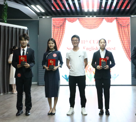 赞助单位河南四头熊教育科技有限公司总经理卢宇宝颁发二等奖 赞助单位河南四头熊教育科技有限公司总经理卢宇宝颁发二等奖