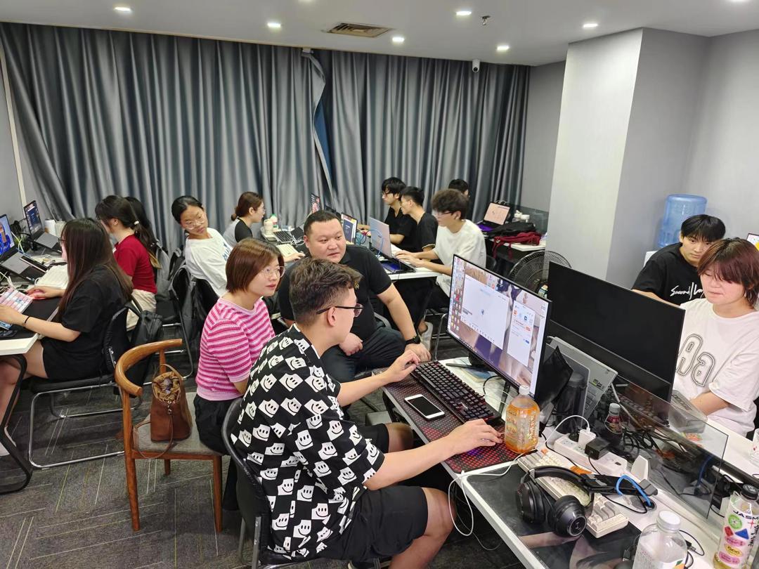 与实习学生交流 与实习学生交流