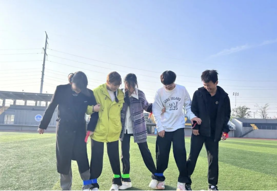 五人六足 五人六足